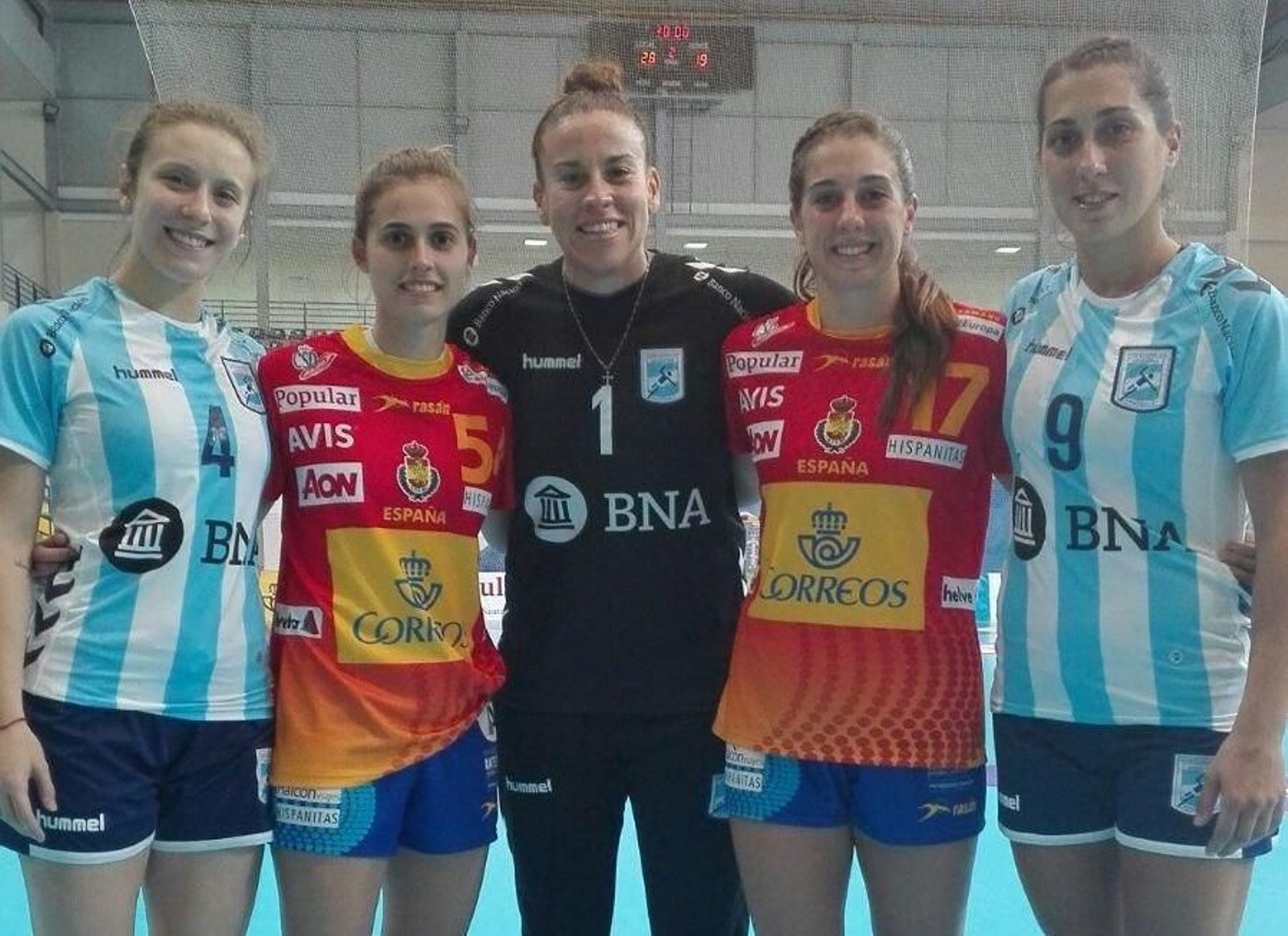 Anthía, con sus compañeras internacionales del Mecalia Guardés.