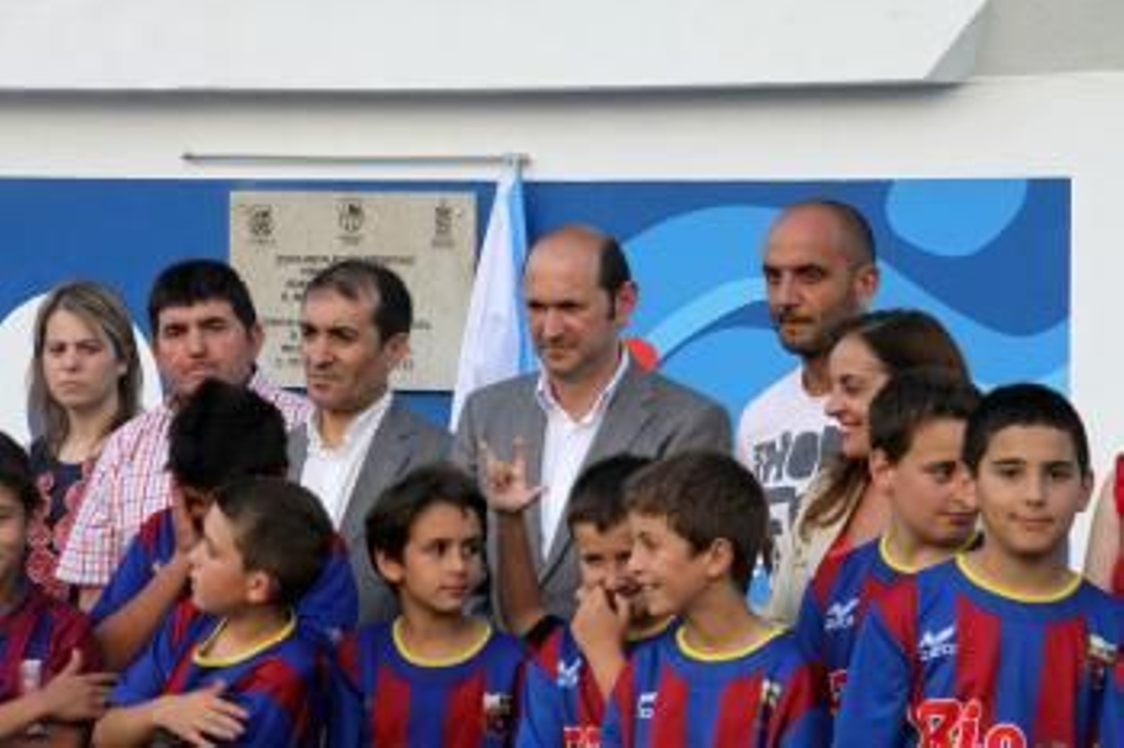 Los niños, principales protagonistas del evento, con Santos, Louzán y Lorenzo