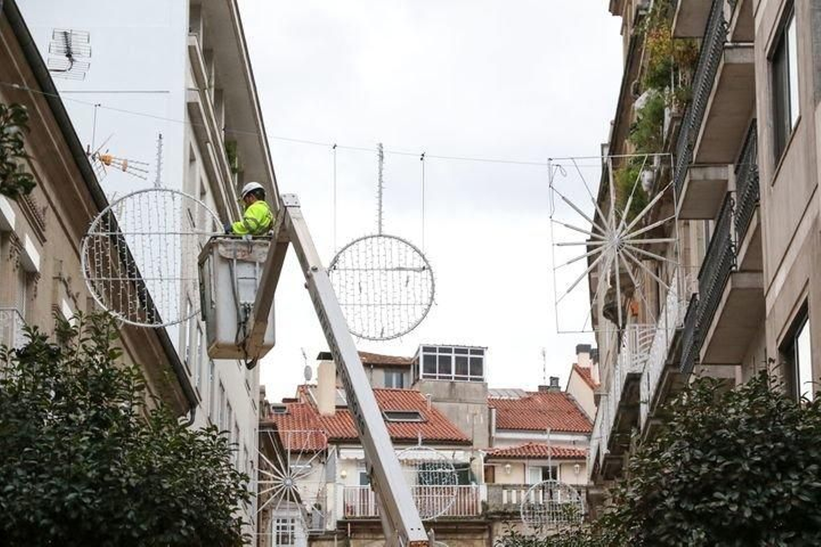 Instalación de luces de Navidad en Ourense