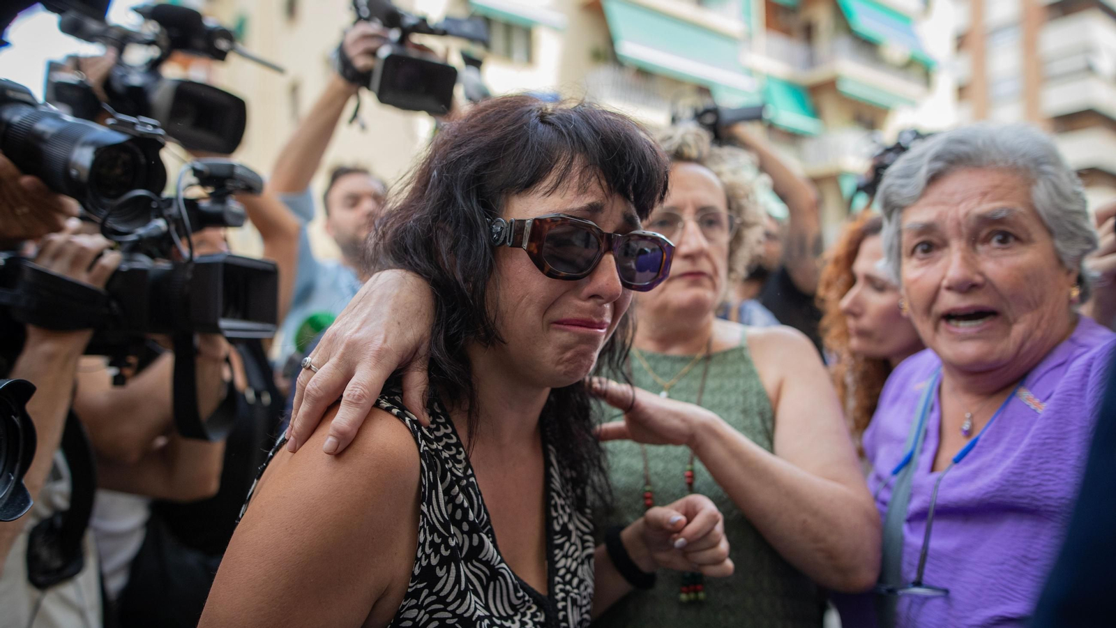 Llegada de Juana Rivas con su hijo menor al punto de encuentro familiar acordado por la justicia para la recogida del menor por parte de su padre el 22 de julio de 2025.