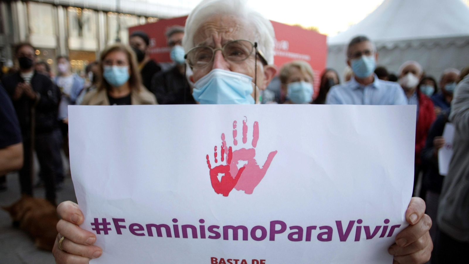Una mujer sujeta un cartel durante la concentración convocada ayer en A Coruña.