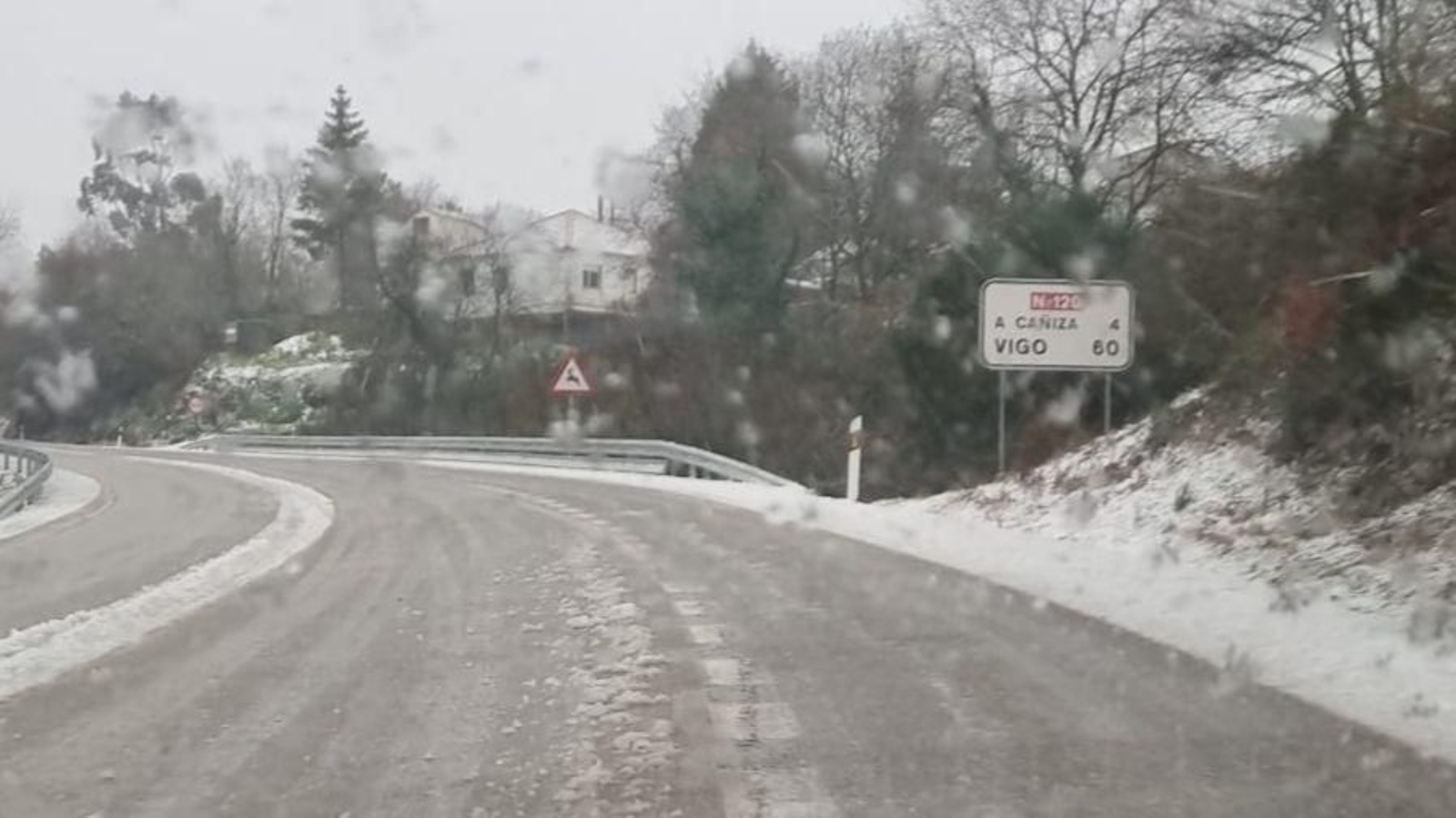 Nieve llegando a la Cañiza.