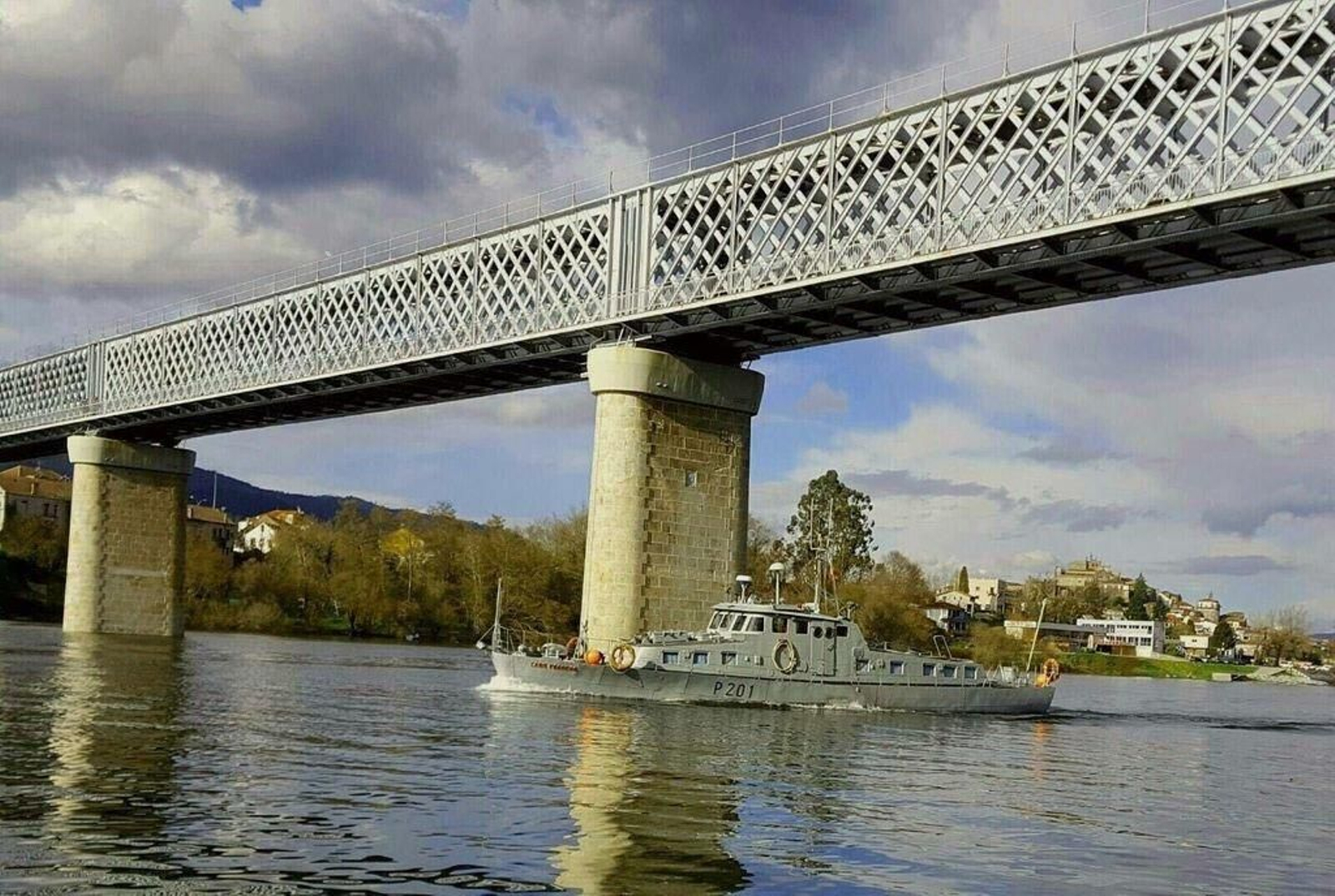 La fragata "Cabo Fradera" buscó al supuesto suicida durante varias horas en el Miño.