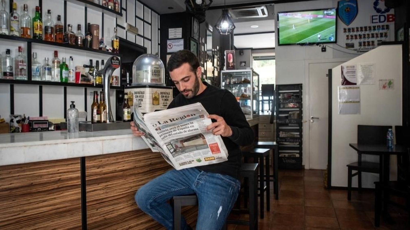 Un lector de La Región. (ÓSCAR PINAL)