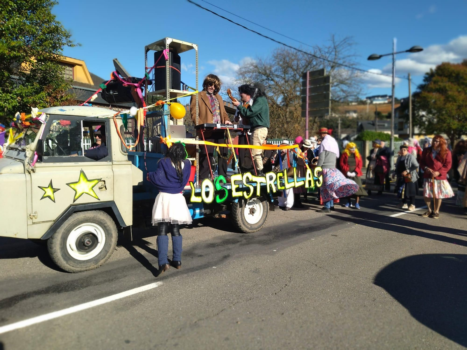 Galería | El desfile de Vilamartín citó  a casi una veintena de comparsas