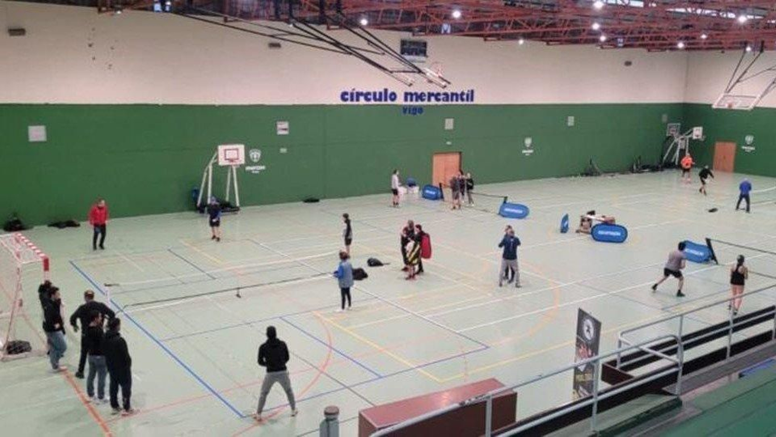 El Mercantil dispone de cuatro pistas de pickleball bajo techo en las que imparte las clases de su escuela.