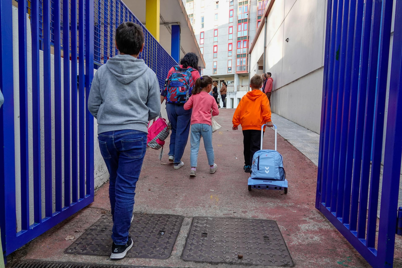 Imagen de archivo de niños entrando en un colegio público de Vigo.