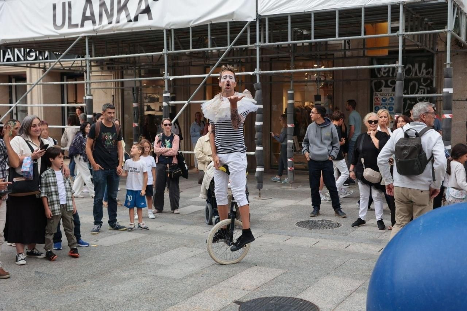 Galería | Acrobacias y humor para estrenar Vigocultura en Vigo