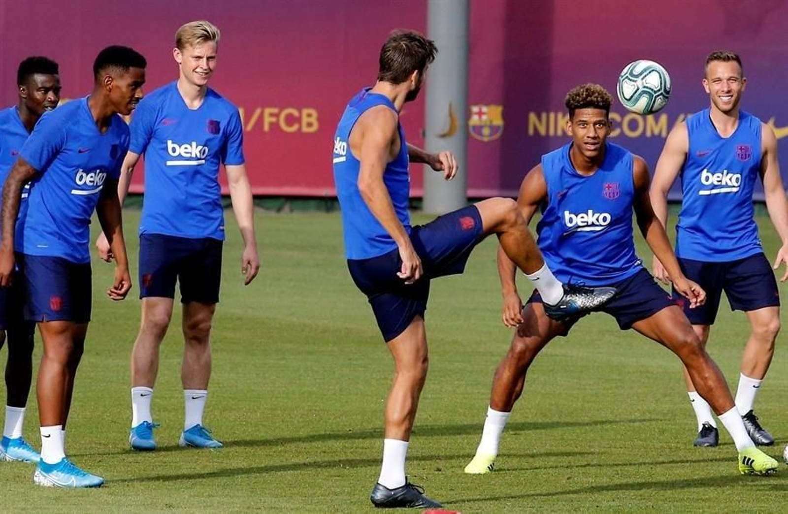 Los jugadores del FC Barcelona entrenan