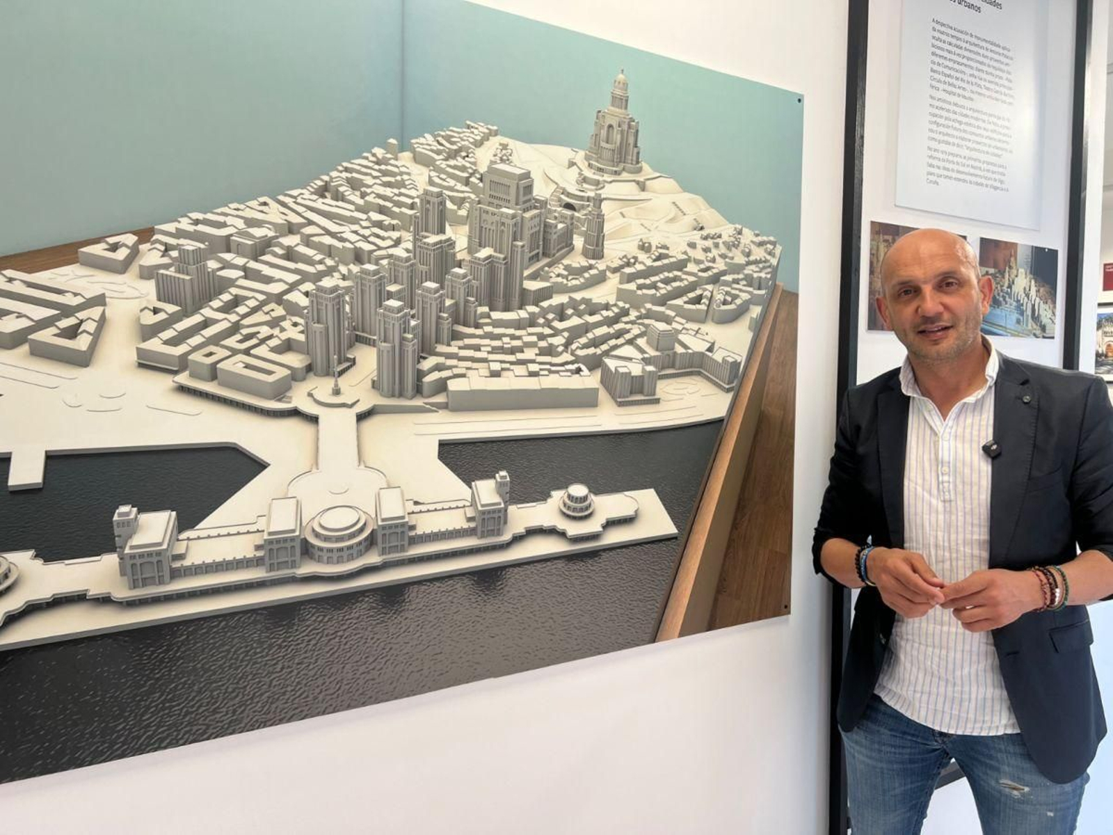 El alcalde presentó el proyecto donde se aprecia la zona elevada con la maqueta del Plan Palacios para Vigo.