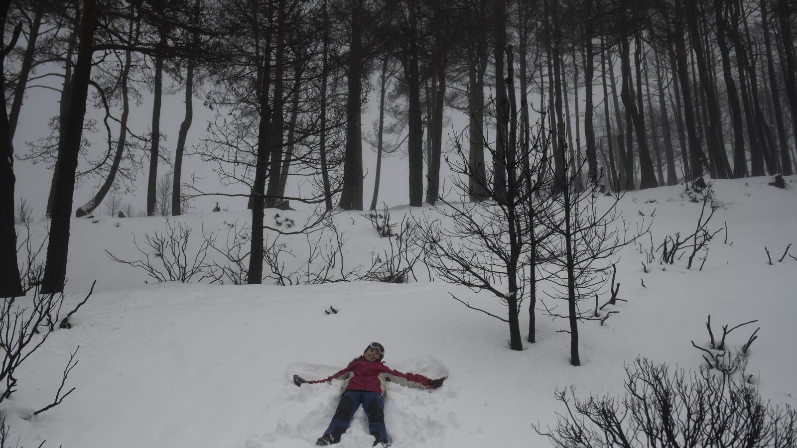 Hacer figuras de ángeles en la nieve es una de las actividades favoritas de los niños.