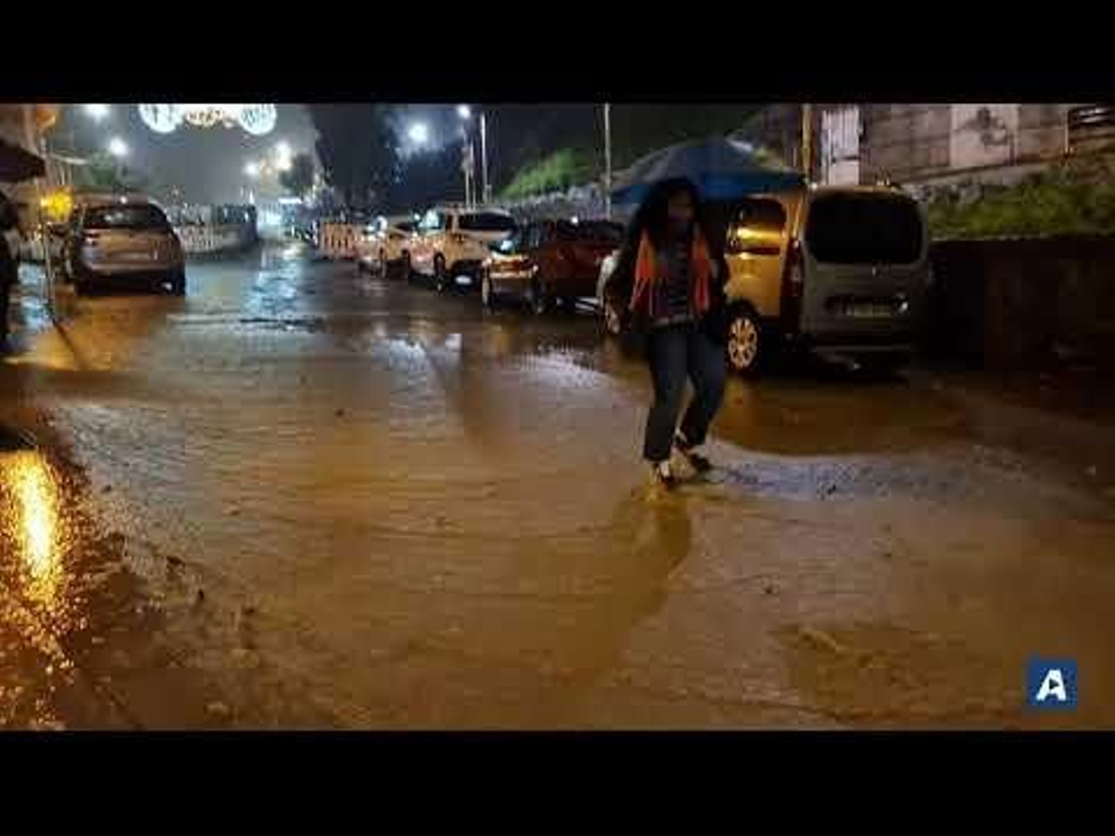 Las fuertes lluvias inundan el centro de Vigo y colapsan las alcantarillas de la ciudad