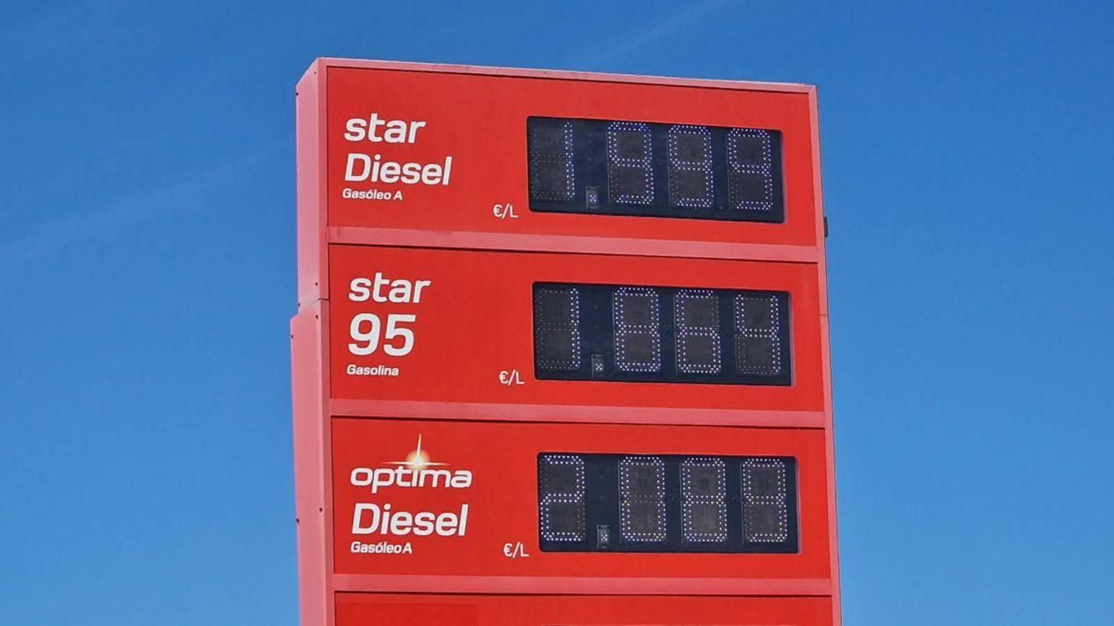 Una gasolinera ayer en Vigo con el litro de diésel A habitual a 2 euros.
