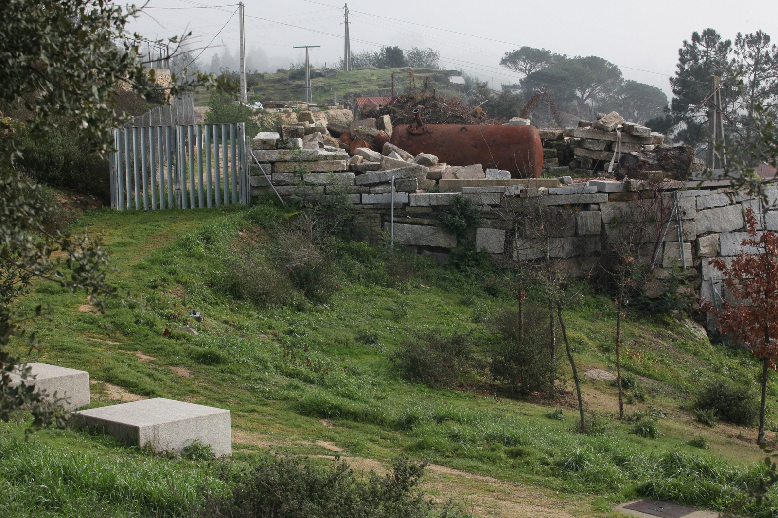 Caótico cierre de finca en la zona de Montealegre, en Ourense.