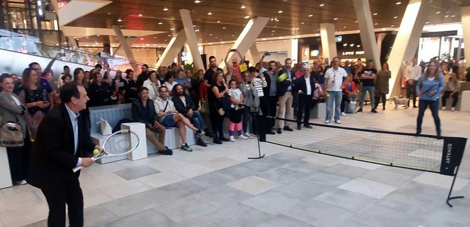 Abel Caballero y Arantxa Sánchez Vicario durante su peculiar ‘partido’ de tenis en Vialia al presentar un campeonato internacional junior en Vigo.