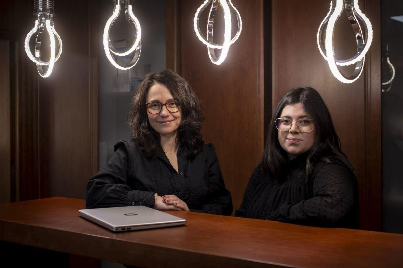 Rocío Nieves y Érica Vázquez en las instalaciones de Servigal.