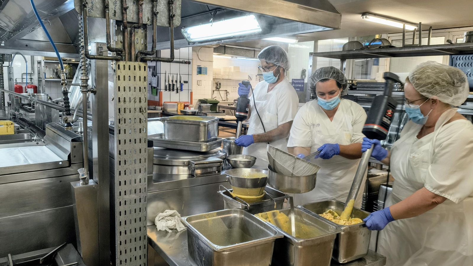 Los pinches preparan caldos de ternera para personas con problemas de masticación.