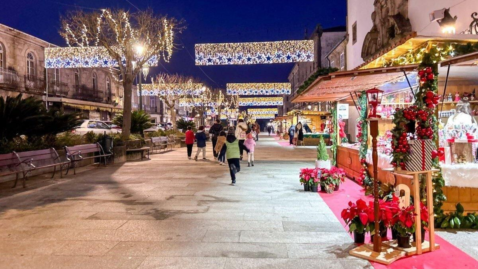 Imagen de una de las calles principales de Tui decorada para la Navidad.