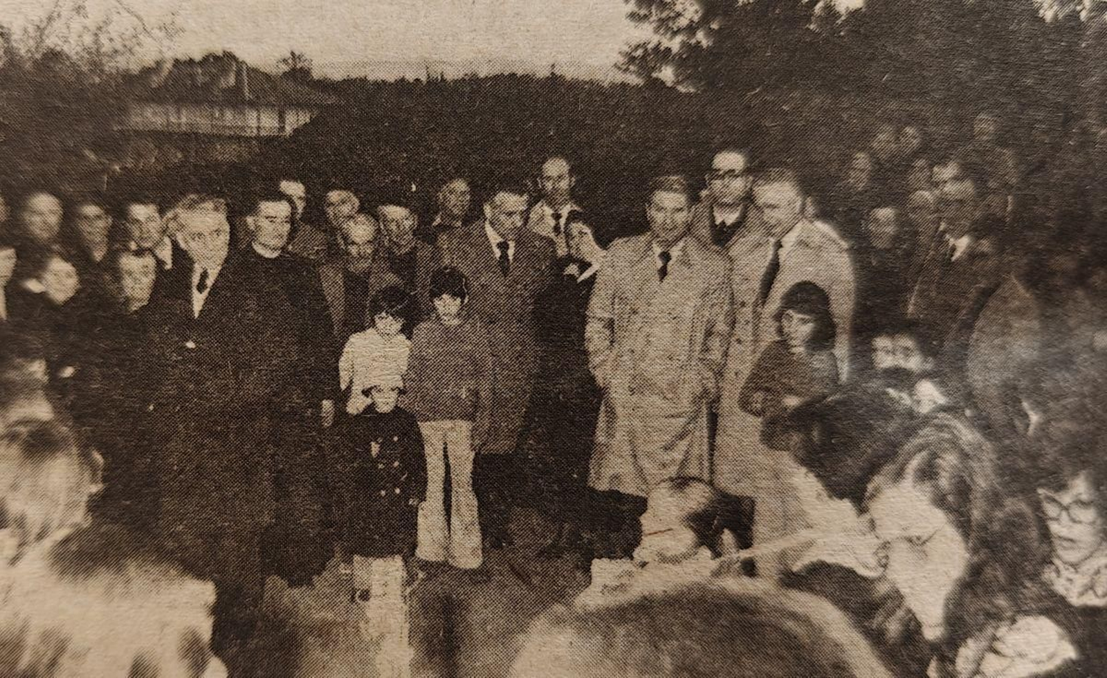 El gobernador civil y su comitiva con los vecinos de Barbadás.