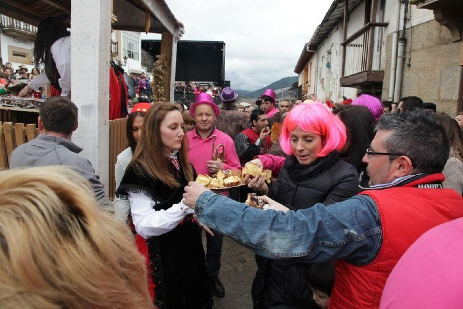 Laza recibe a los peliqueiros con bica y licor café