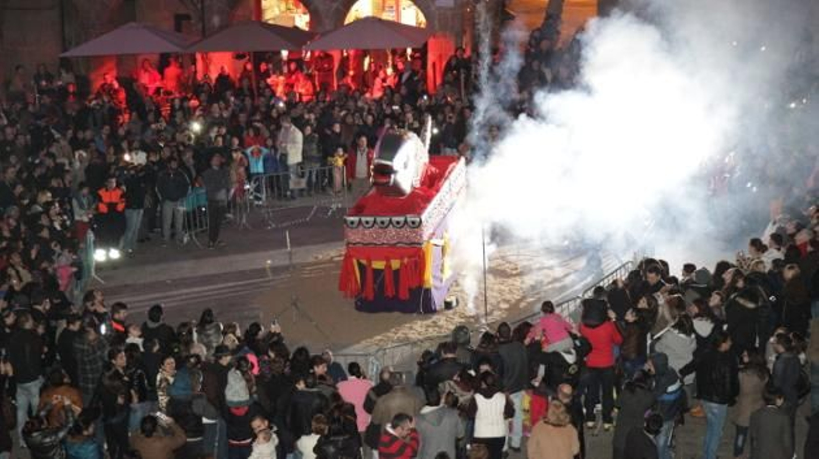 La sardina hace su entrada en la Praza Maior para ser quemada