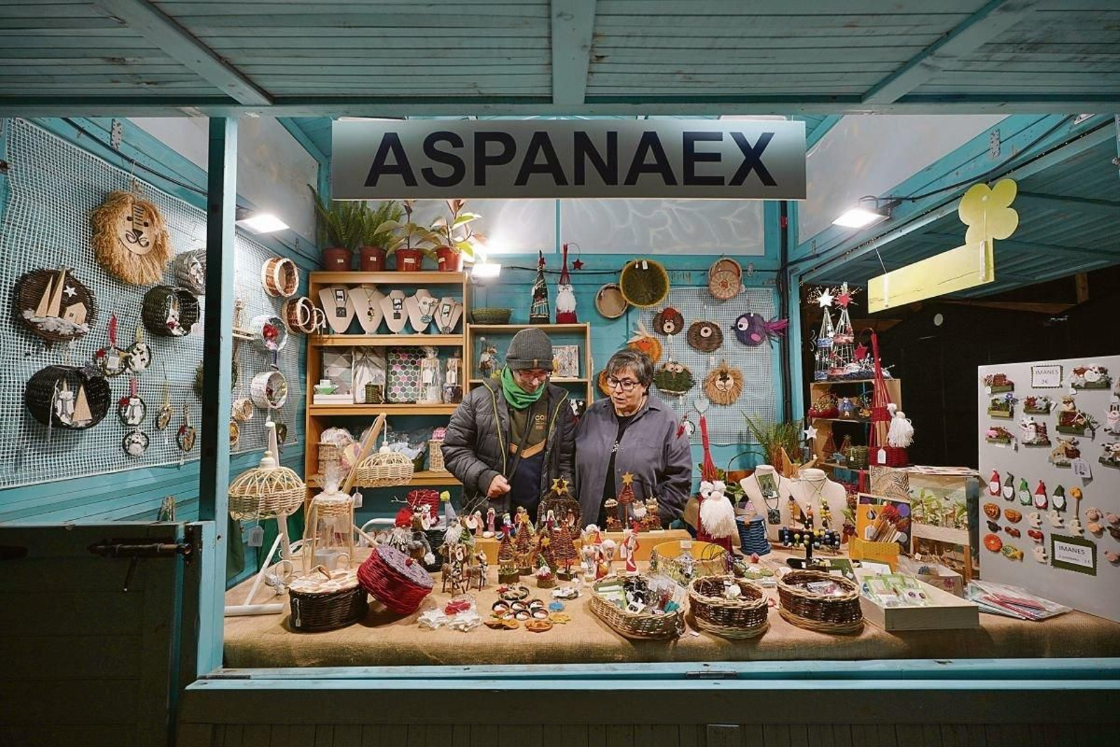Aspanaex llevó a la Alameda una amplia muestra de sus productos de artesanía.