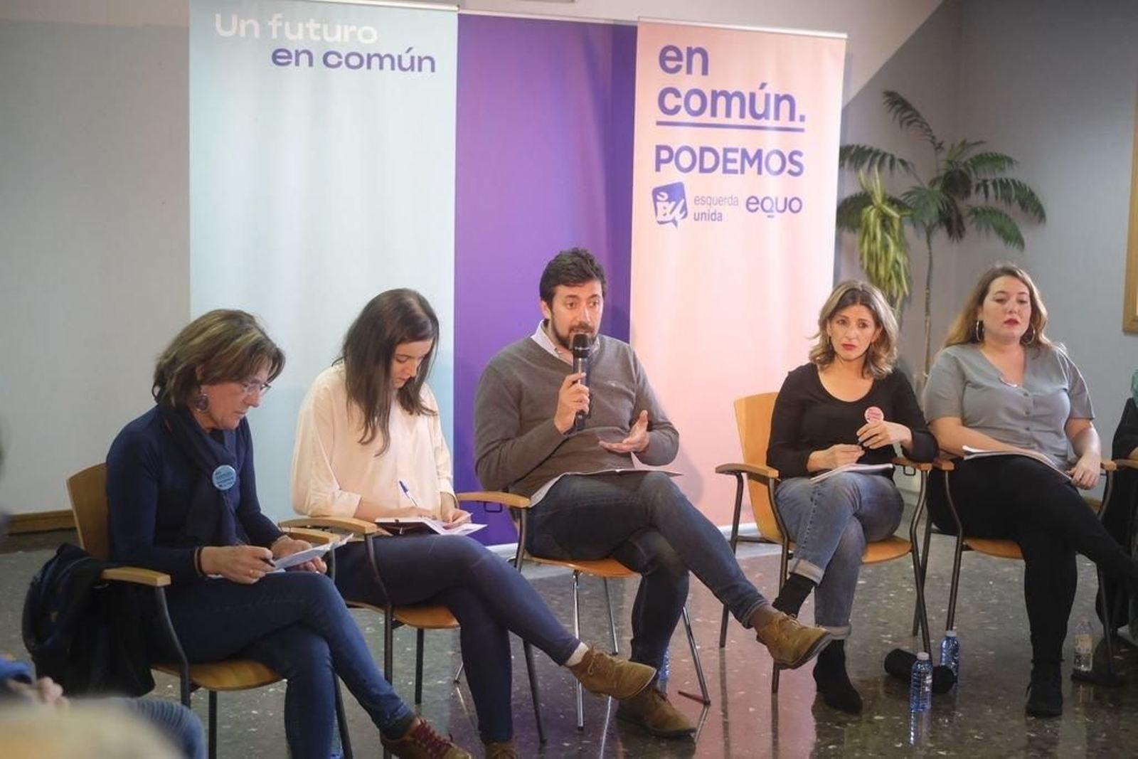 Yolanda Díaz (segunda por la derecha) en un acto esta semana en Vigo.