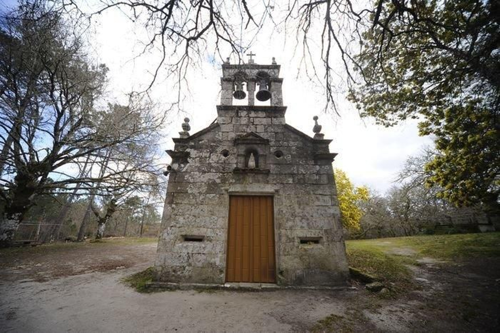 La capilla de A Pena da Sela acoge en verano una romería.