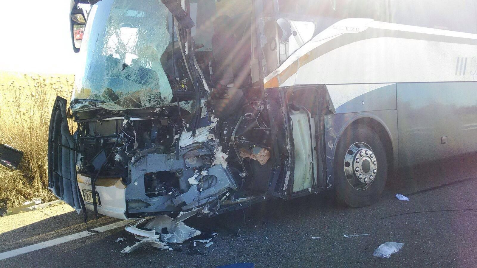El autobús siniestrado en el accidente de Fuentes de Ropel.