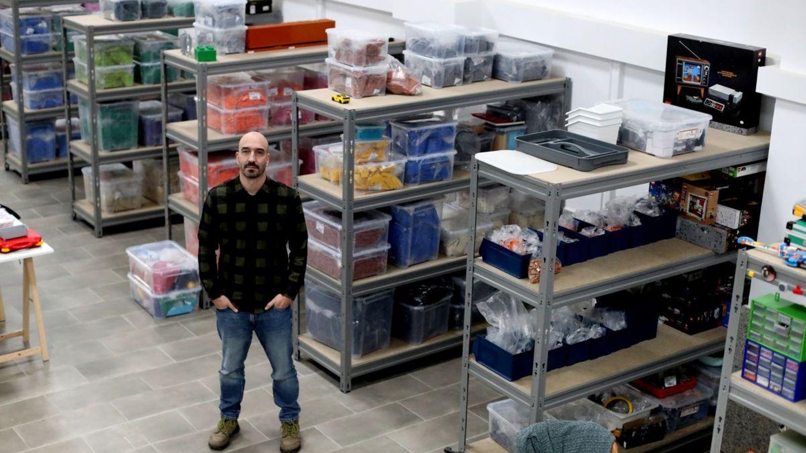 Pablo González, rodeado de piezas de Lego en The Brick Art Lab