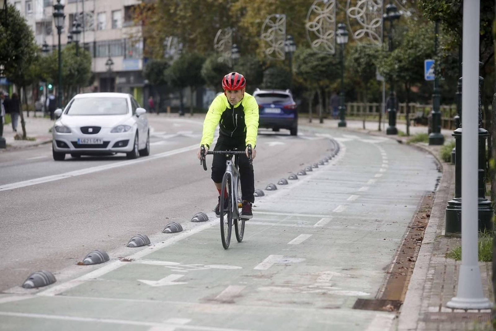 Un ciclista circulando por el carril bici en Camelias, el tramo más transitado.