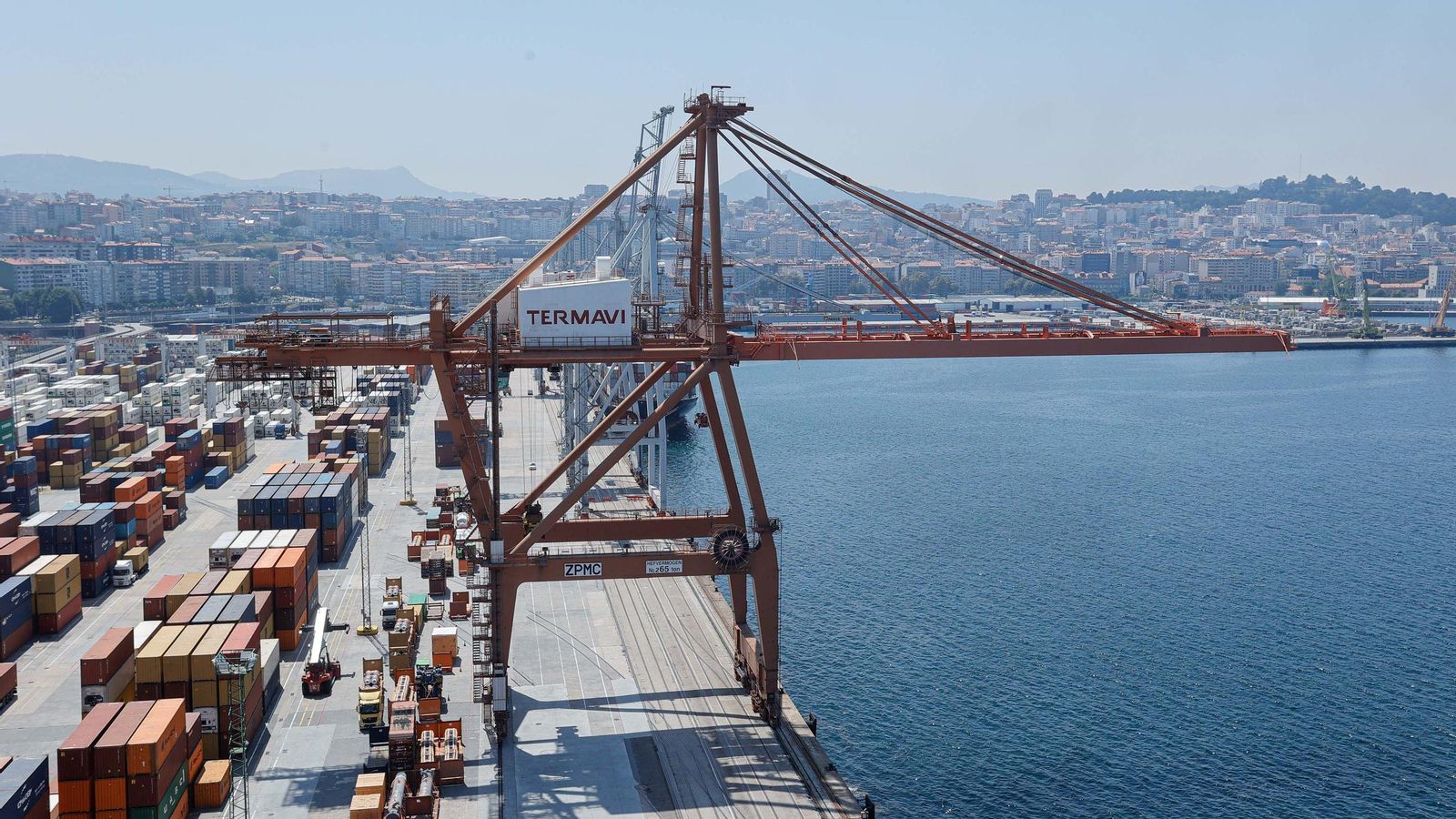 Galería | Una supergrúa de 110 metros se instala en Guixar