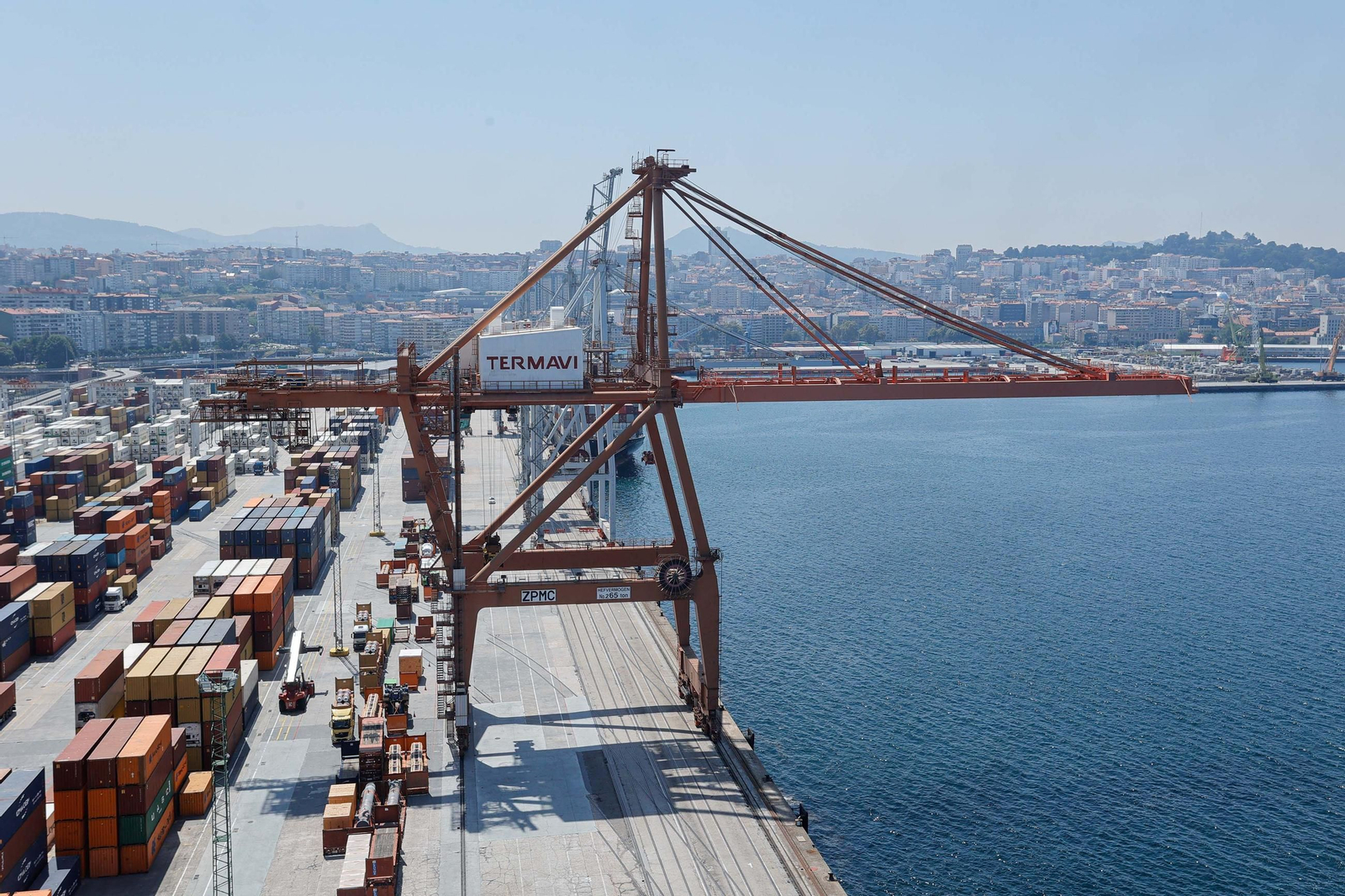 La gigantesca grúa de Termavi, instalada en el muelle de Guixar, se convierte en la estructura más alta de la ciudad.