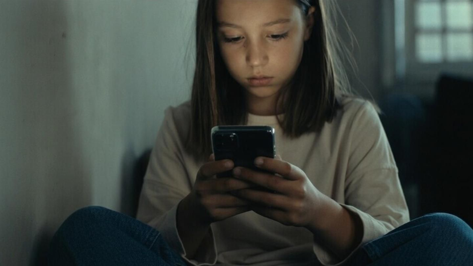 Una menor observando una pantalla.