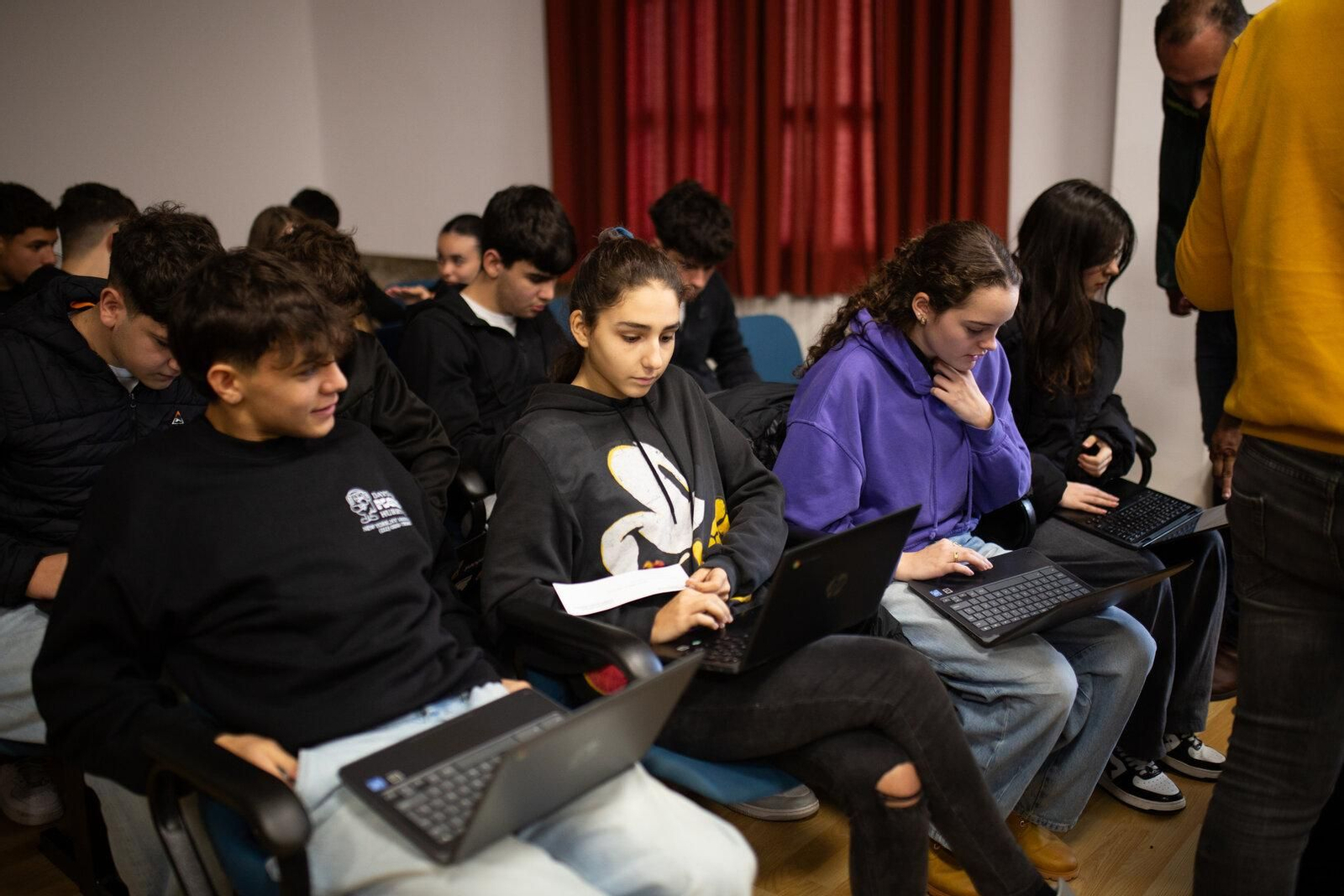 Concentrados en la tarea.