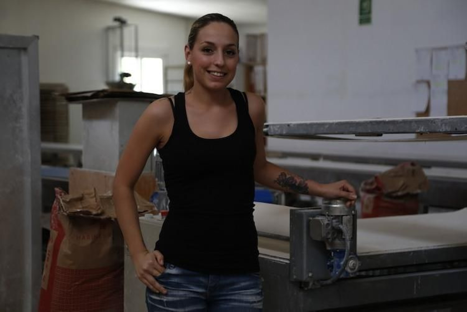 Estela Yáñez, en la panadería donde trabaja. (XESÚS FARIÑAS)