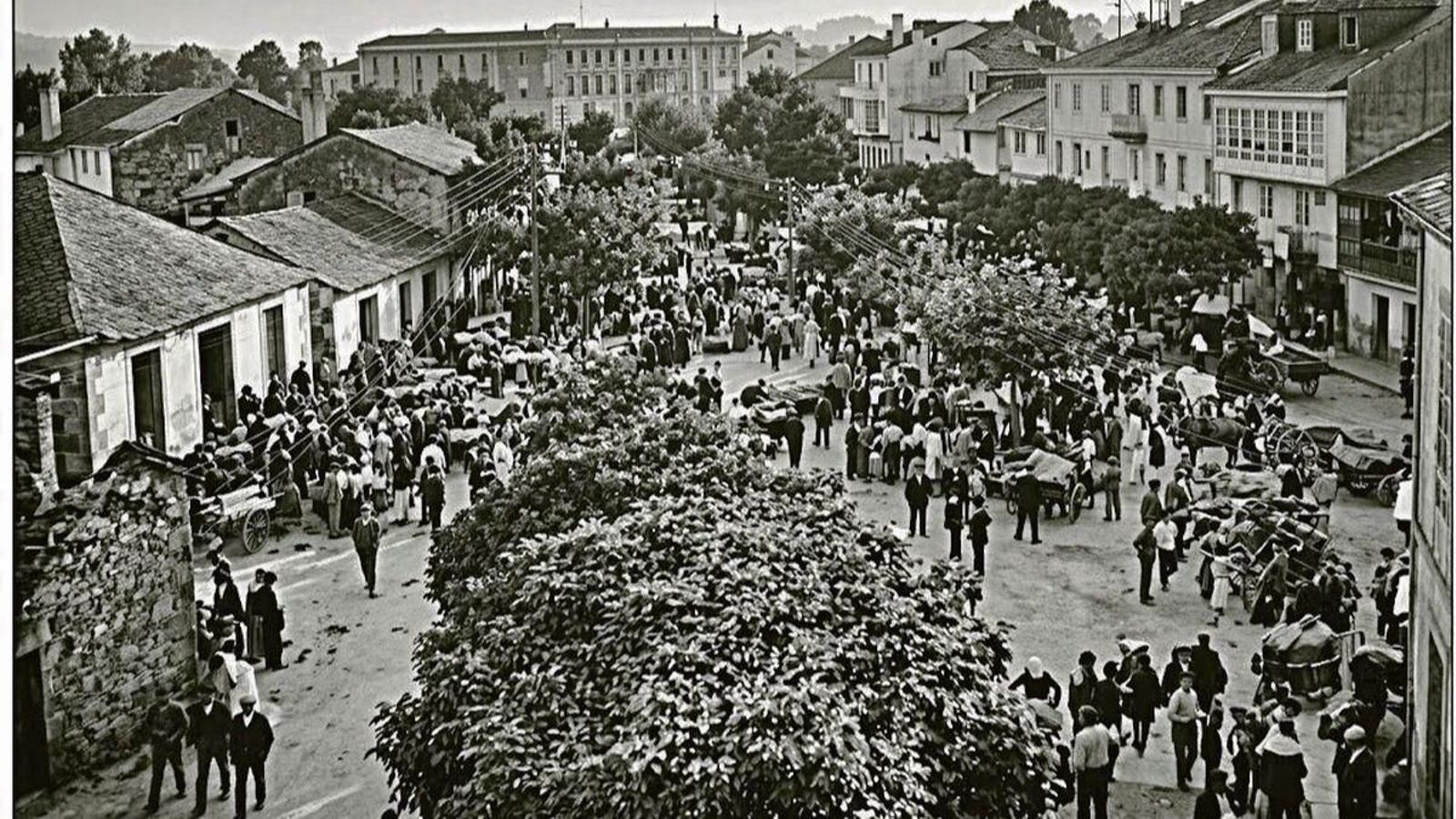 O vello campo da feira. Ó fondo, dende 1921, o asilo xenerosamente construído polos irmáns Prieto.