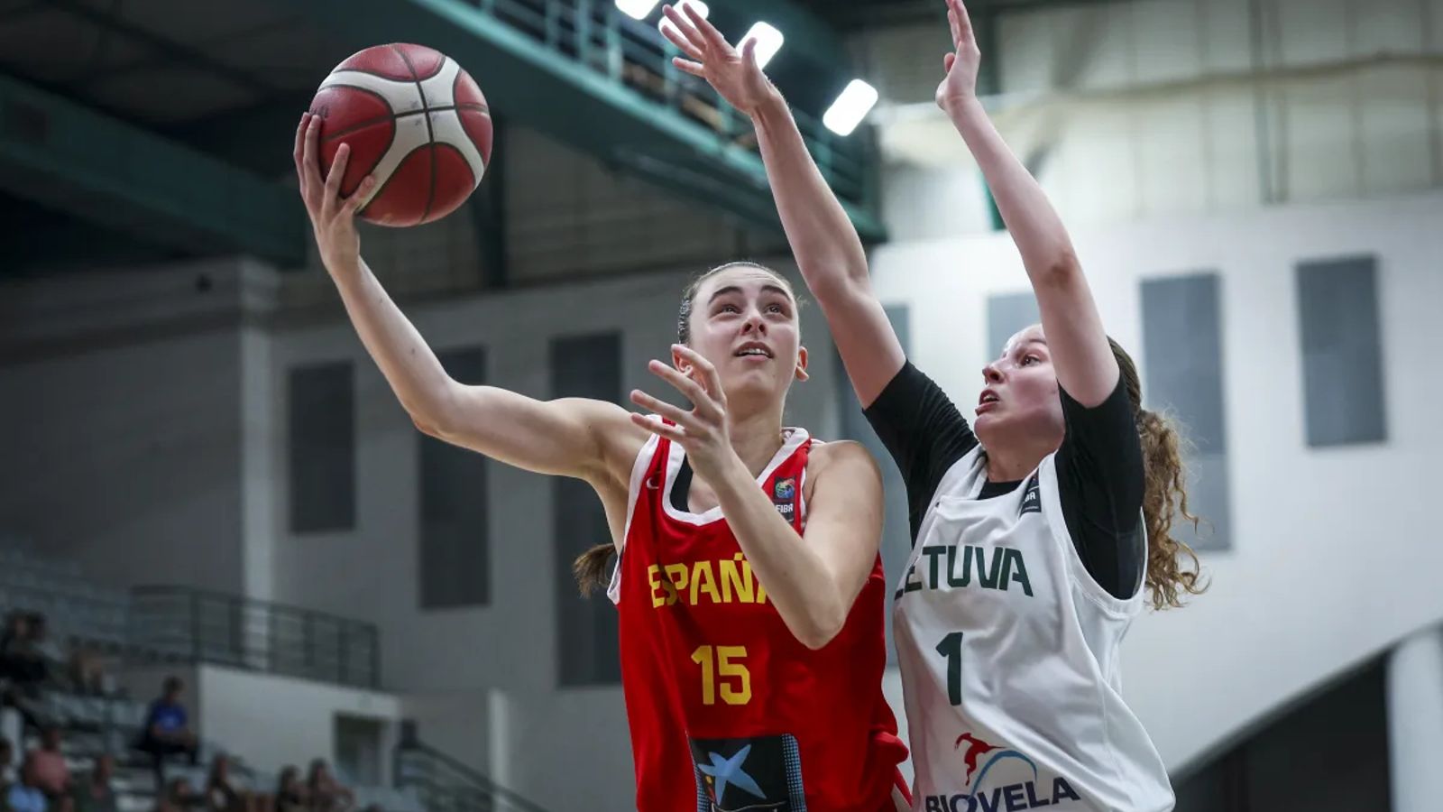 Inés Sotelo tira a canasta ante la oposición de la jugadora lituana