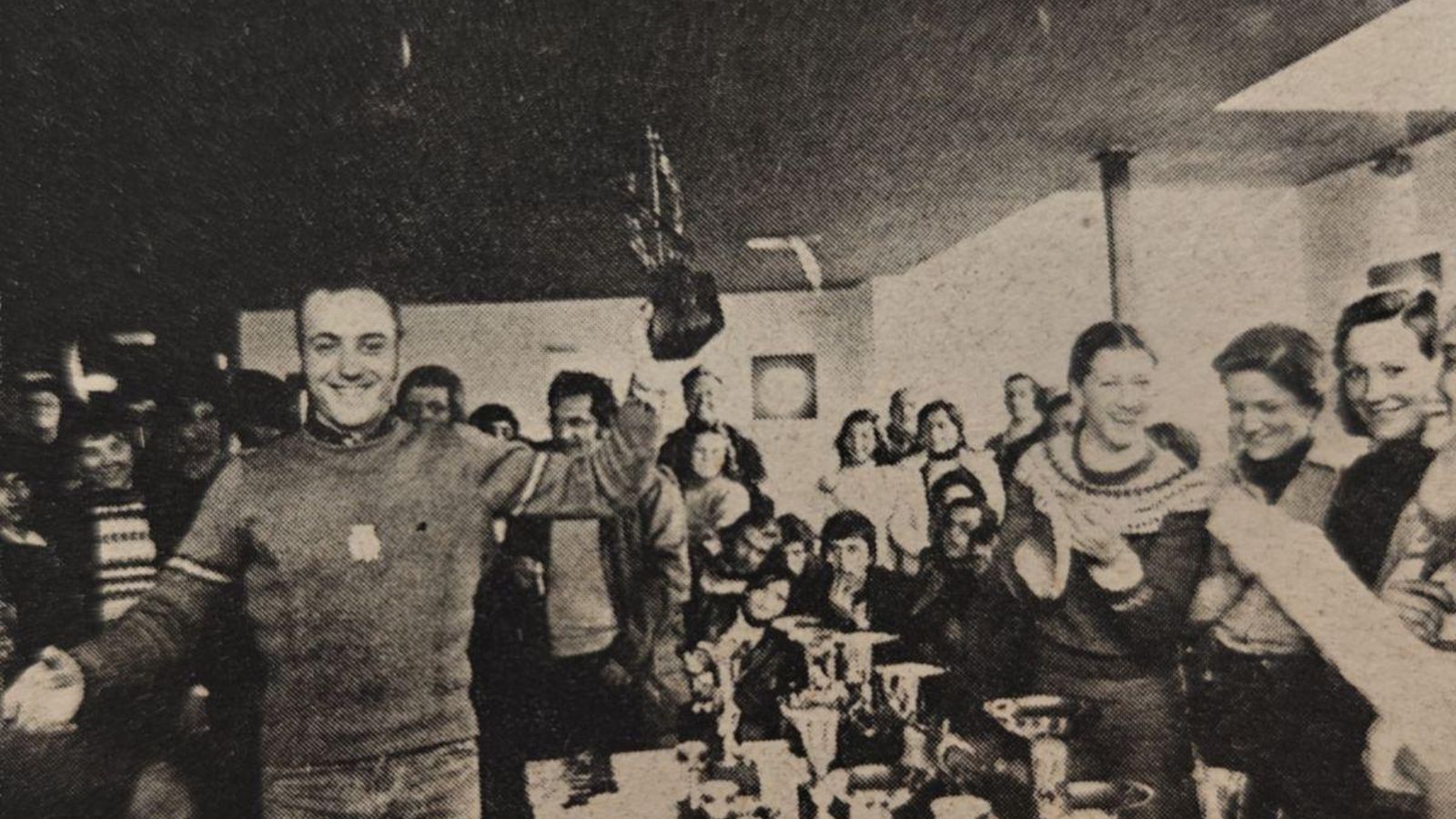 Sabino Senra alzando el trofeo de campeón gallego de Descenso senior.