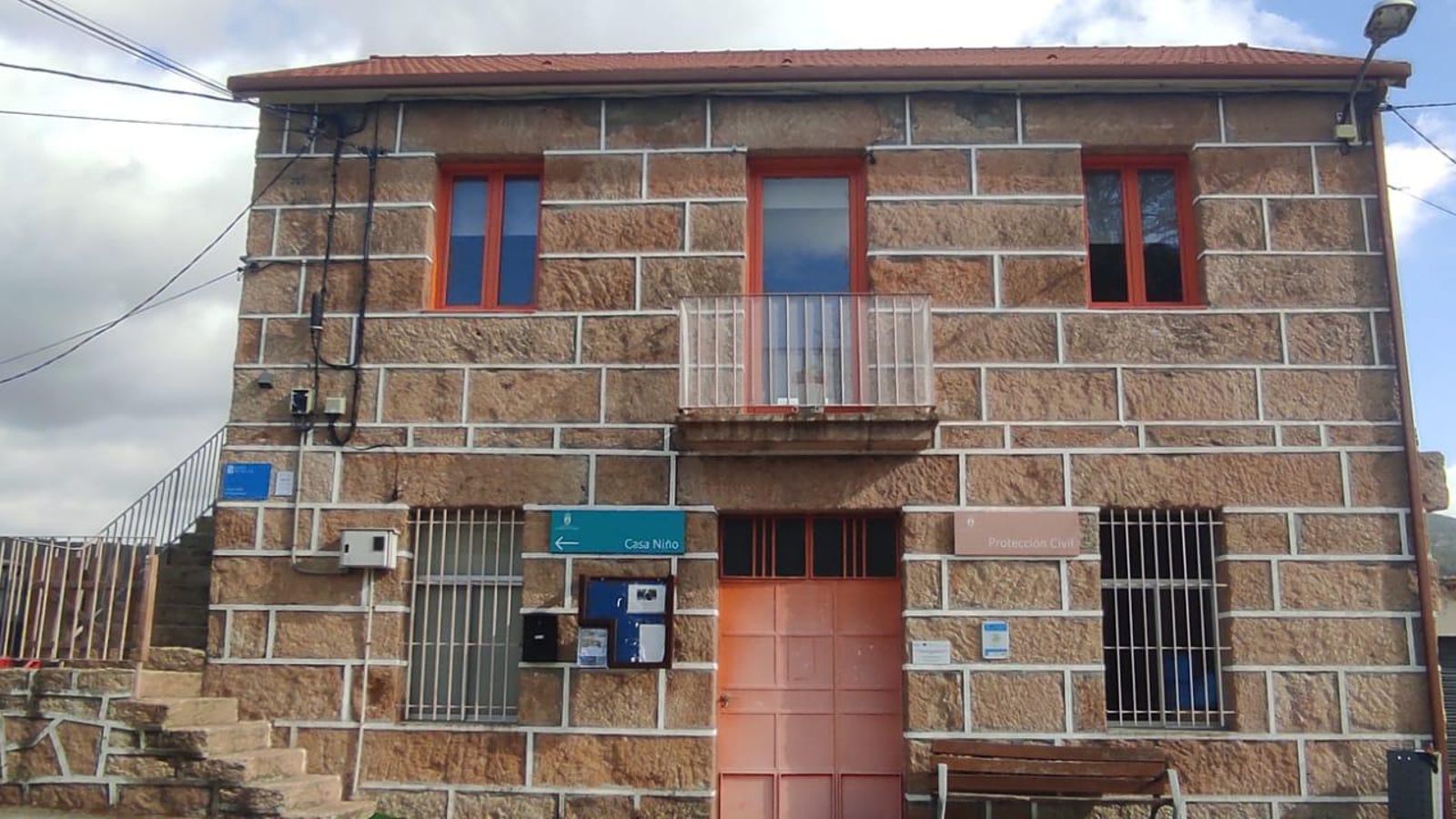 Un edificio municipal que alberga una Casa Niño.