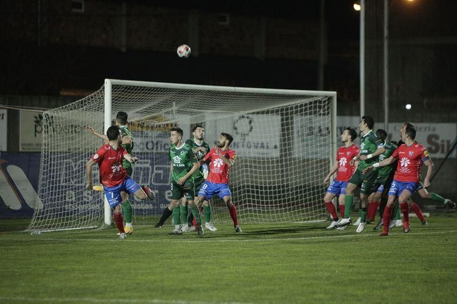 Partido entre Arenteiro y Barco disputado en el campo de Calabagueiros (MIGUEL ÁNGEL)