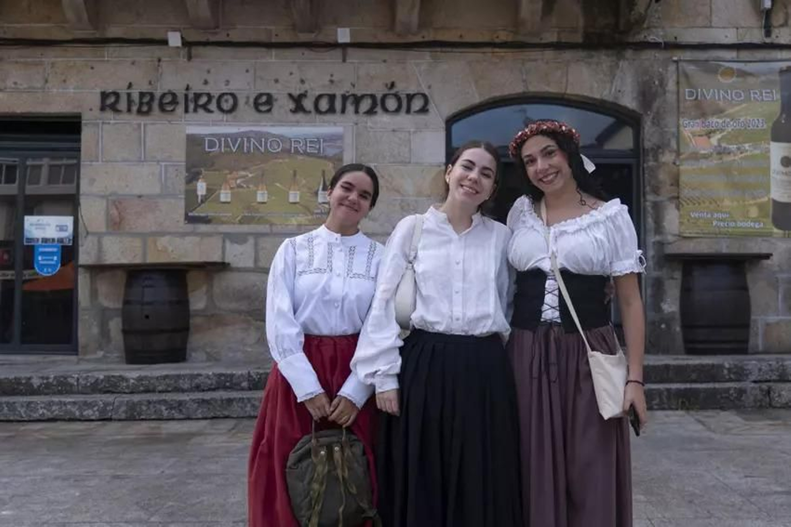 Tres rapazas na Festa da Istoria de Ribadavia