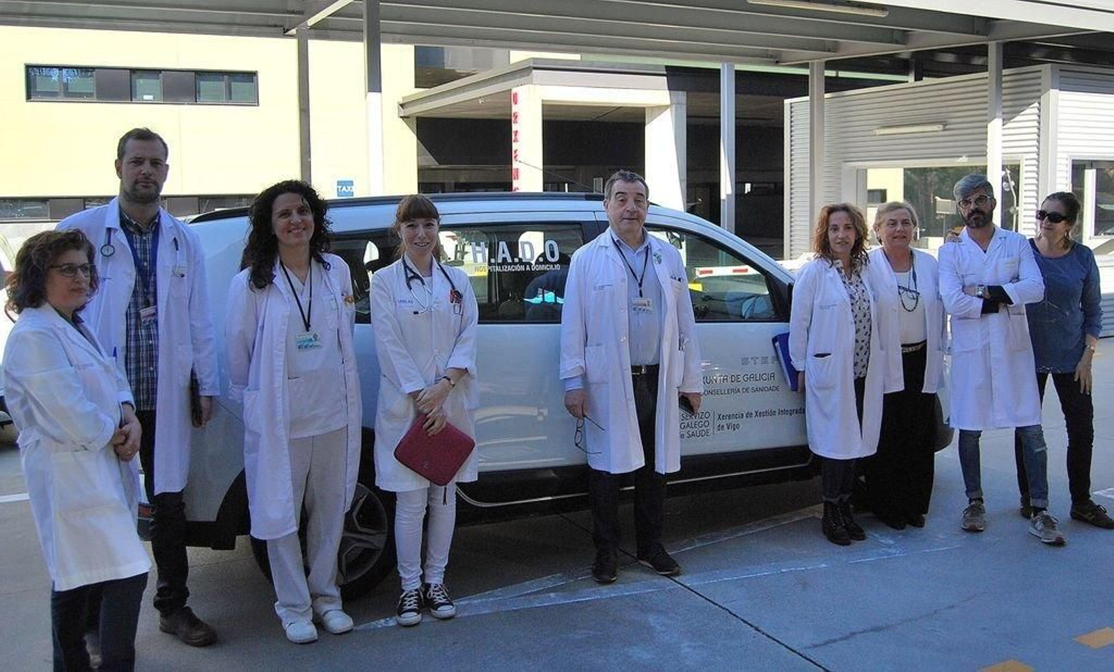 Luis Amador, en el centro de la imagen, con el personal de Hado.