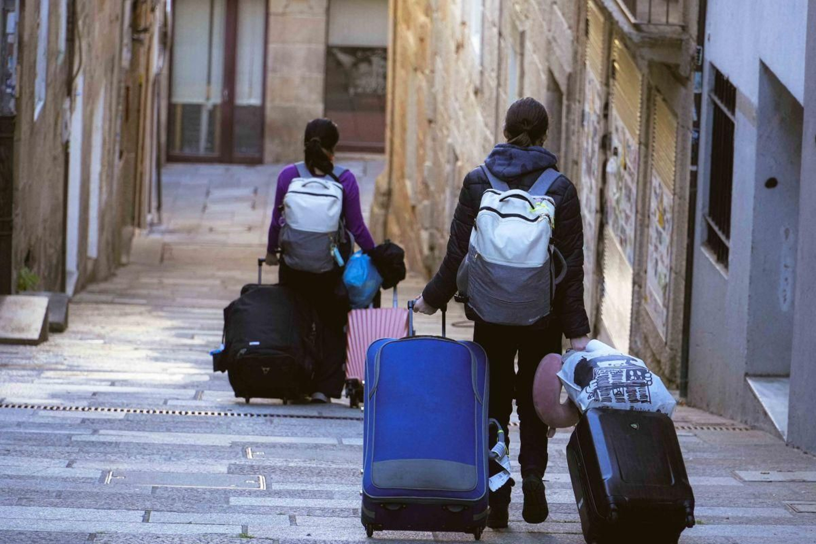 Turistas transitan ayer por Vigo en busca de su alojamiento por el puente del Pilar