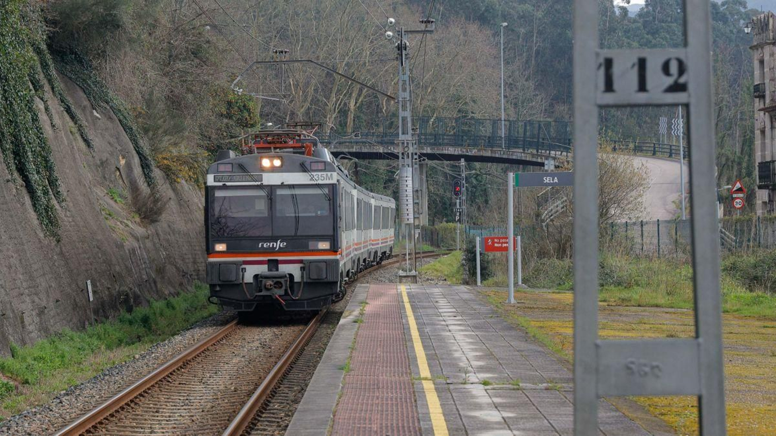 El tren entre Vigo-Guixar y Ourense, a su paso por el apeadero de Sela, en Arbo