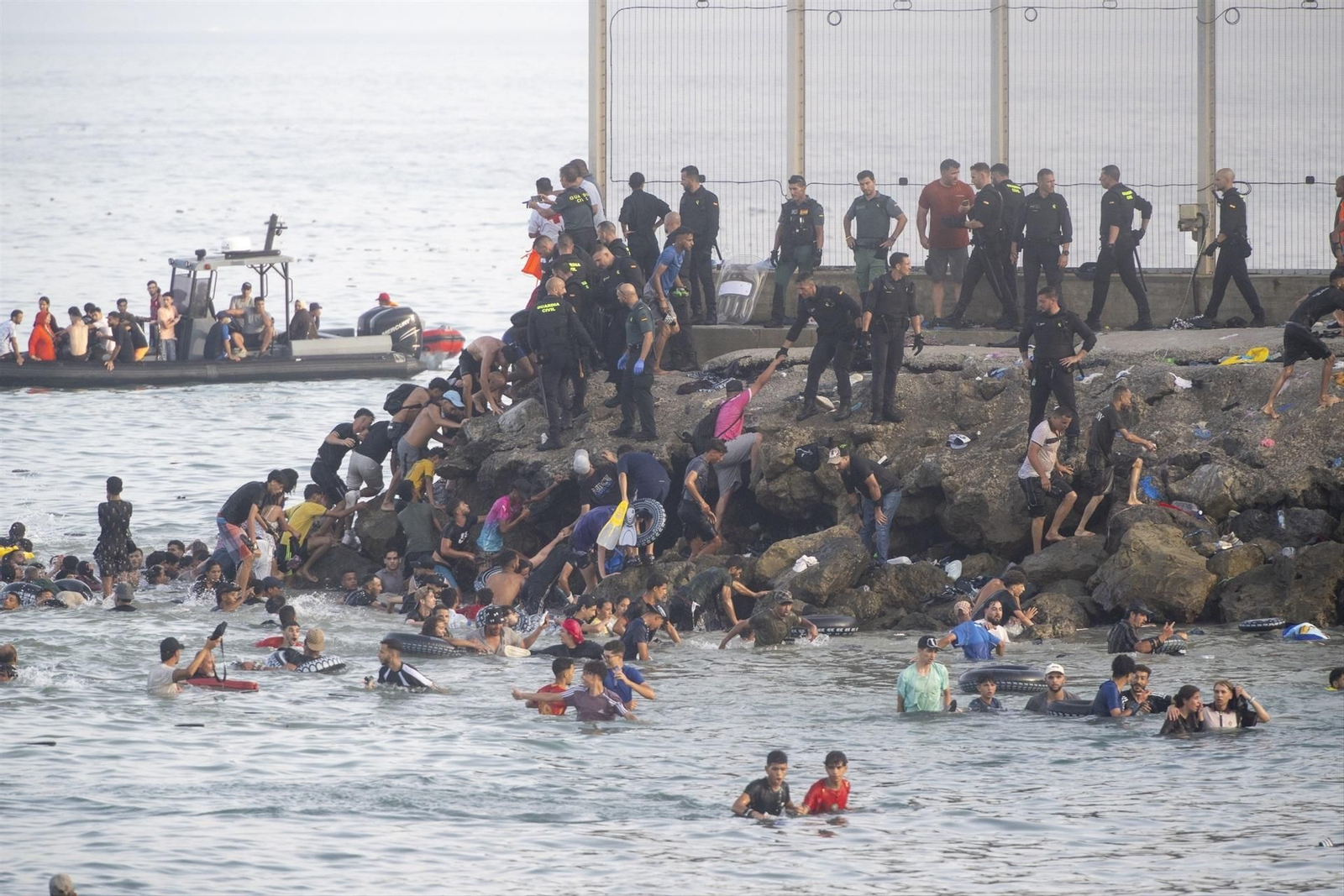 Galería | Miles de marroquíes cruzan a Ceuta en el segundo día de la crisis migratoria, en fotos