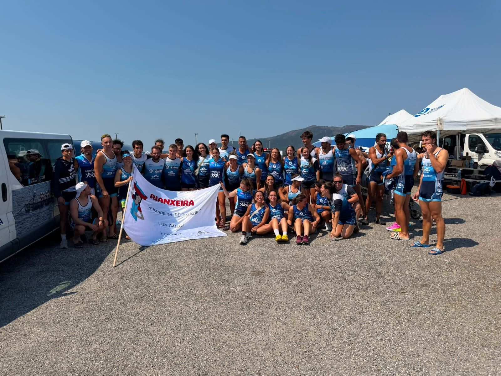 Las dos tripulaciones de Tirán tuvieron ayer celebración en el puerto de Cabo da Cruz.