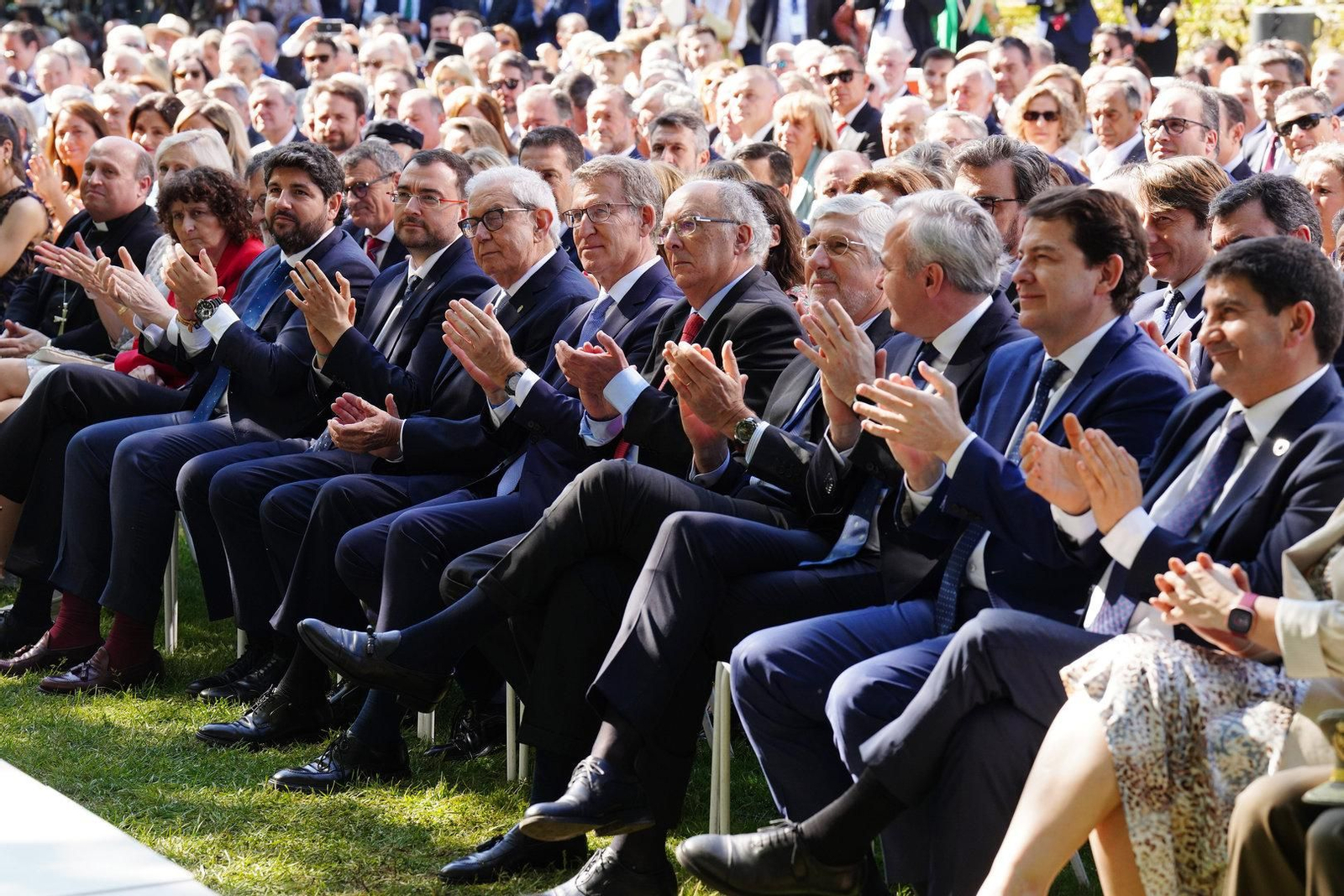 El presidente de la Región de Murcia, Fernando López Miras (3i); el presidente de Asturias, Adrián Barbón (4i); el expresidente de la Xunta de Galicia Emilio Pérez Touriño (5i); el líder del PP, Alberto Núñez Feijóo (6i); el expresidente de la Xunta de Galicia Fernando González Laxe (7i) y el presidente de Castilla y León, Alfonso Fernández Mañueco (2d), durante el acto de toma de posesión de Alfonso Rueda.