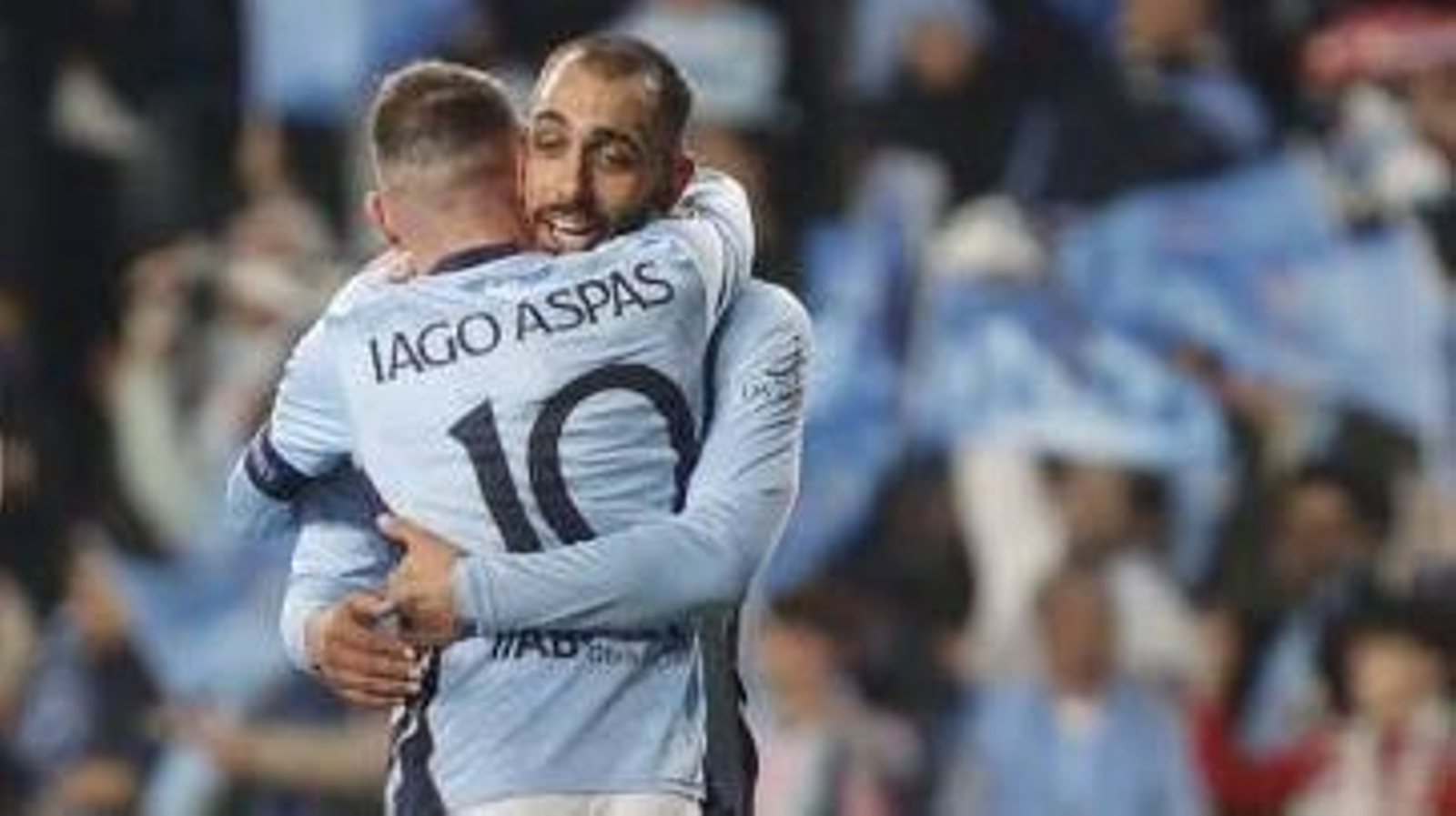Iago Aspas y Borja Iglesias se abrazan tras el tanto de Swedberg ante el PAOK del último duelo continental.
