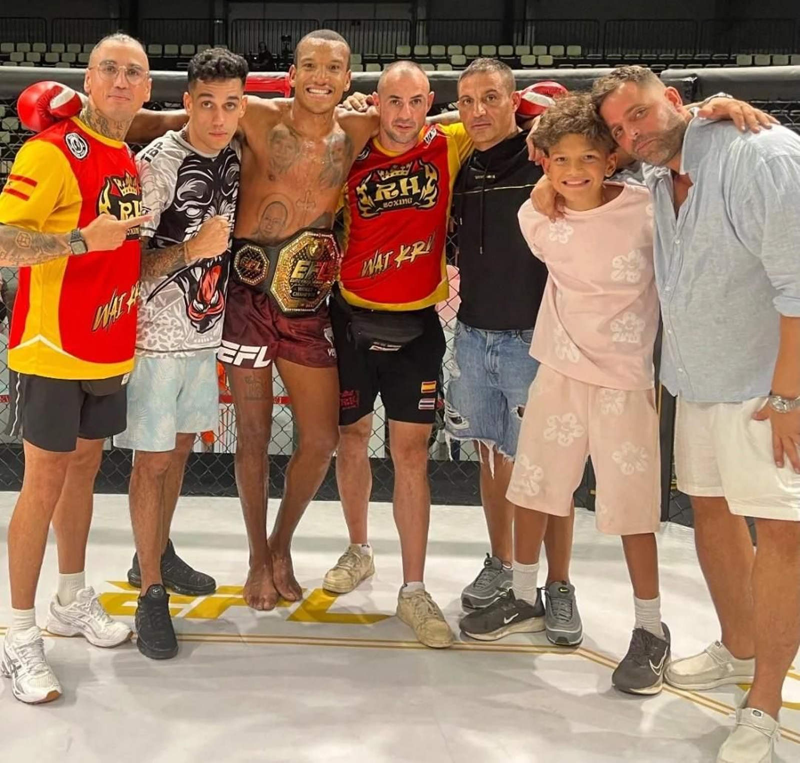 El dominicano Edye Ruiz, con el cinturón ganado, celebra la victoria con su equipo.